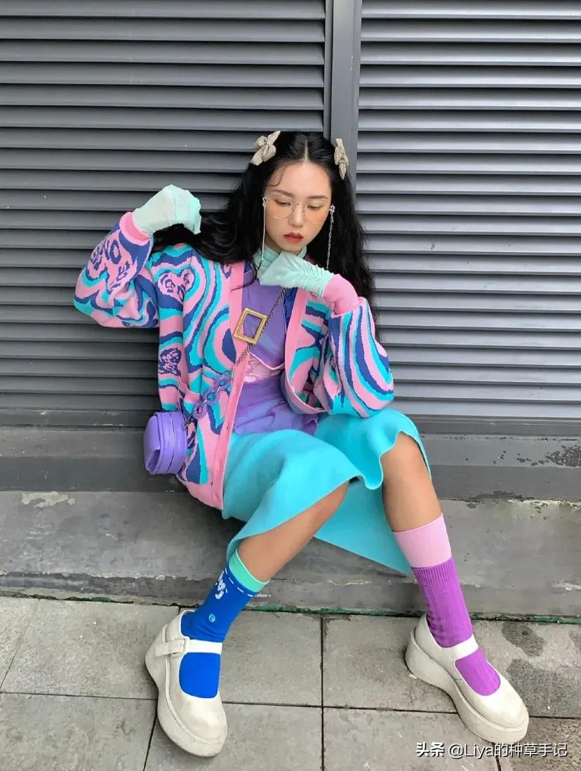 今年秋冬不流行露脚踝,冬季袜子穿搭不露脚踝也酷劲十足