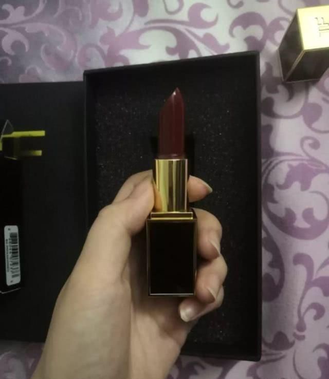 为何你送的Dior、Nike和CK总被女友贱卖？这只能怪你的直男审美！