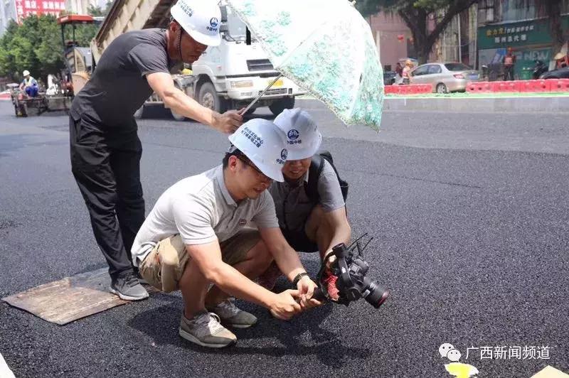 脚踩150℃!记者采访沥青路面铺设者时中暑晕倒