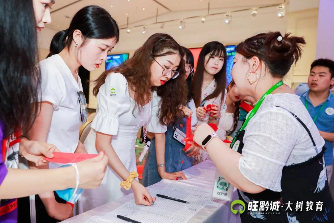 奖学金颁奖典礼完满结束主持稿,考试表彰大会进步奖怎么才能拿到