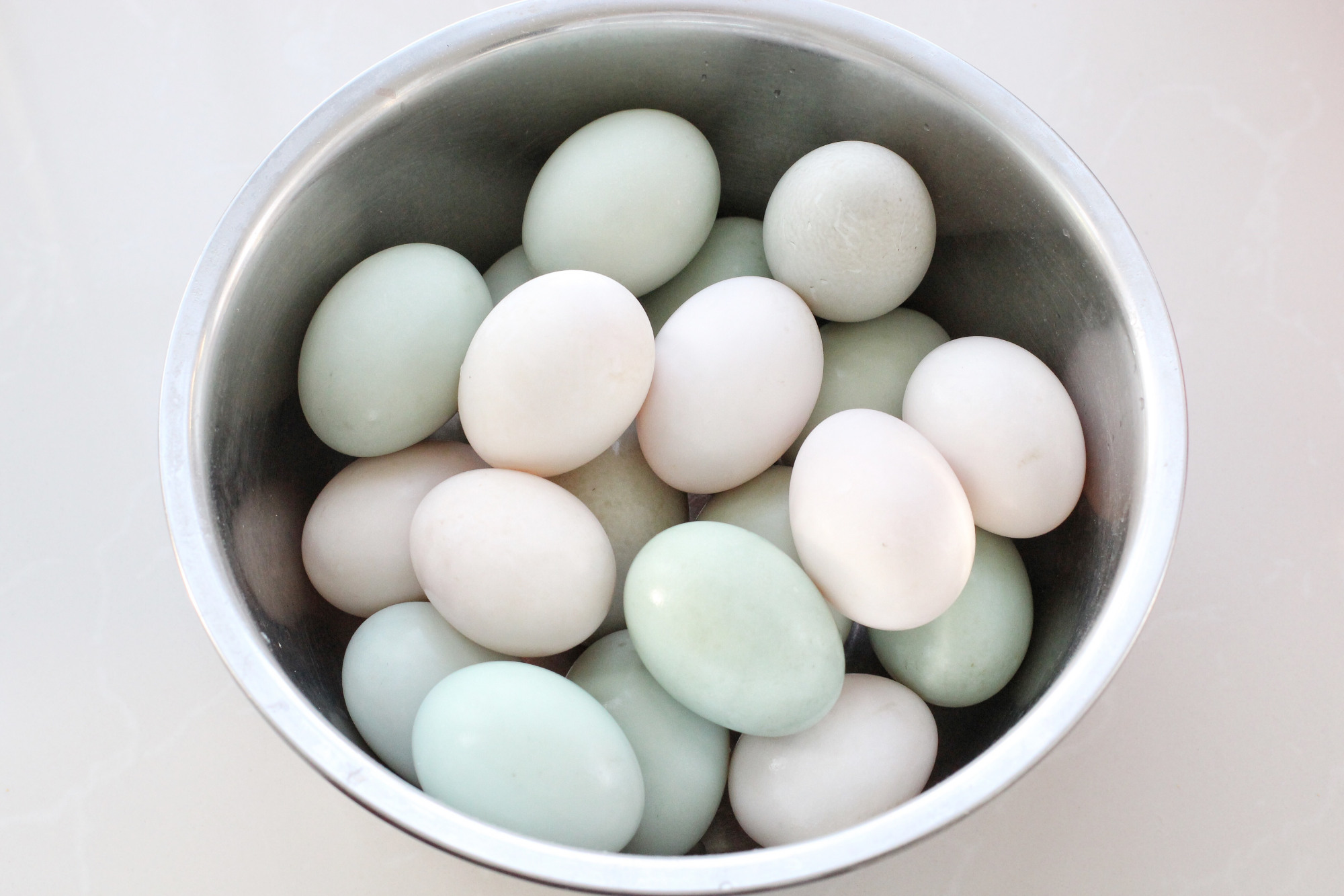 老式腌鸭蛋流油的方法,70岁老人腌鸭蛋的做法