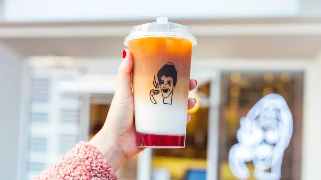火爆台湾的“丑丑奶茶”首现厦门，拿着5分钟竟被搭讪10次……
