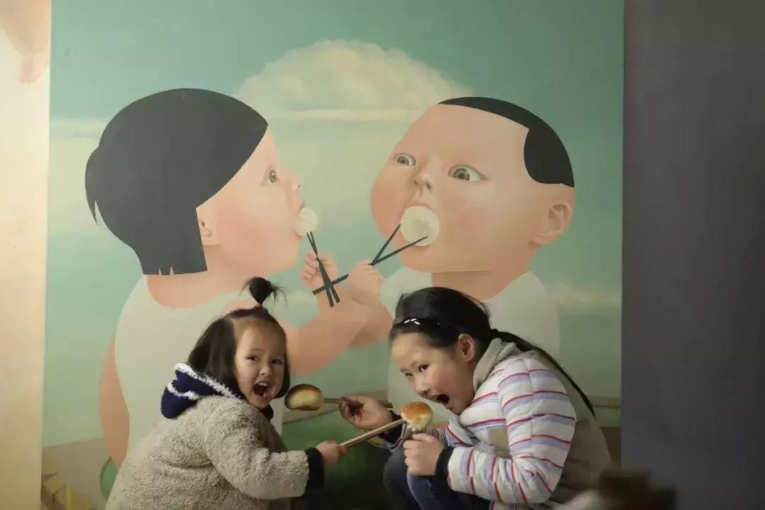 客厅里挂结婚照好不好,结婚照挂在客厅的沙发上面好吗