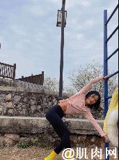 肌肉女学生秀腹肌,撩衣秀腹肌