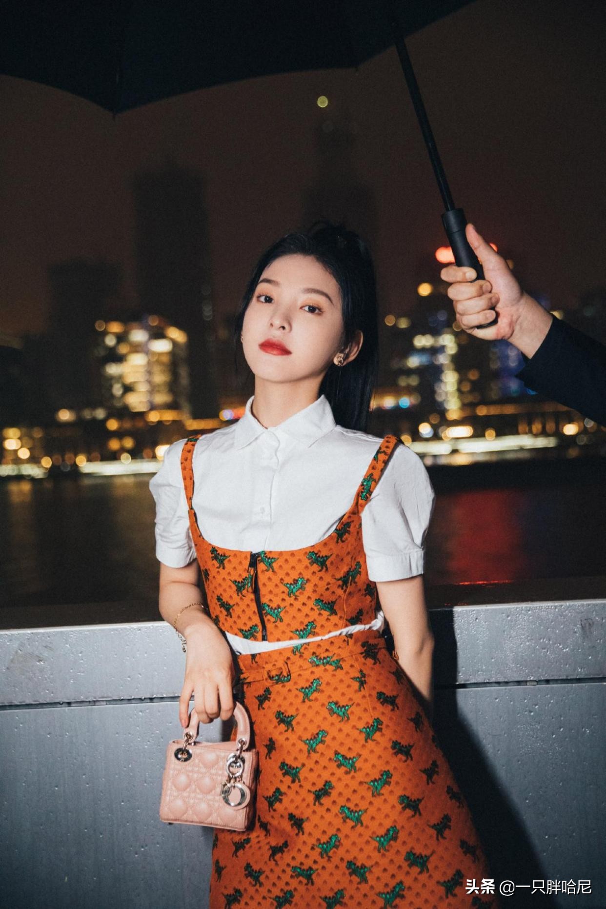 脸黄染什么头发好看又显得年轻,黄头发颜色减龄显白