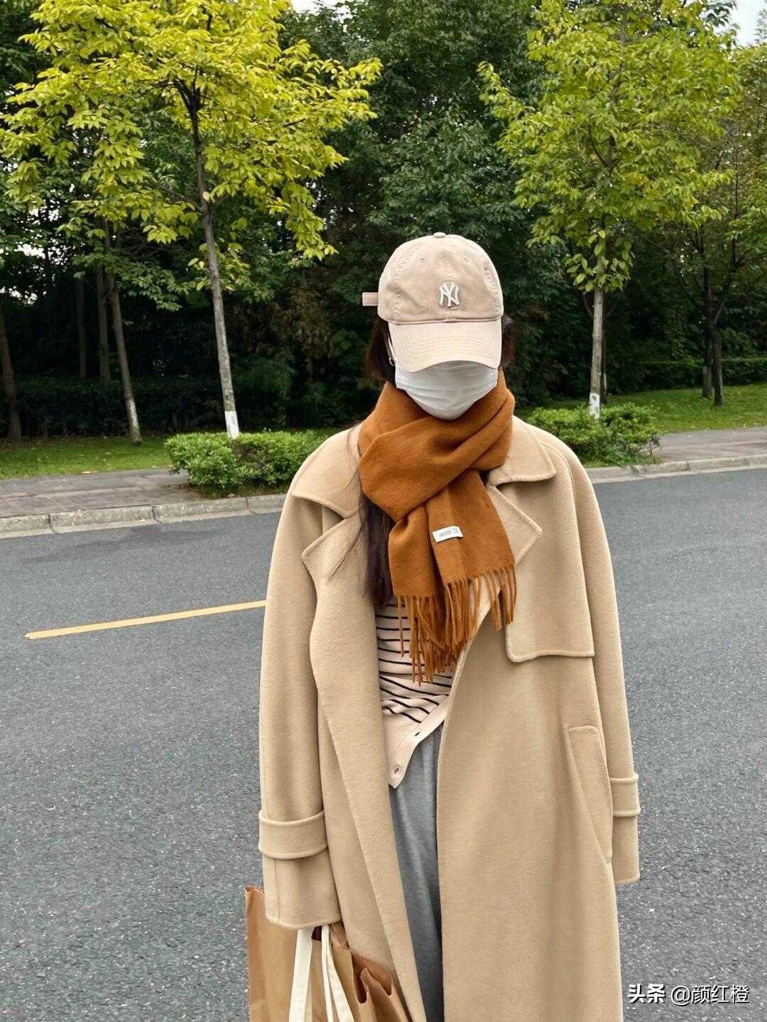 驼色长款大衣冬天怎么搭有女人味,冬季驼色大衣怎么搭配显年轻