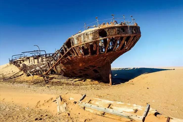 一半是沙漠一半是大海的地方,一半海水一半沙漠的地方