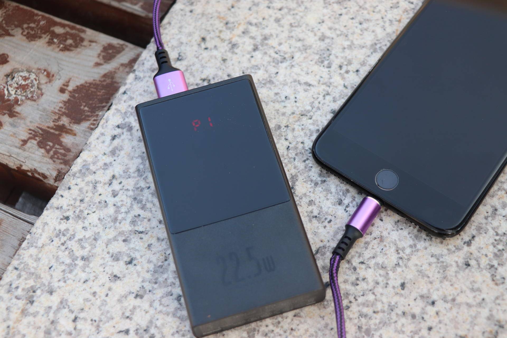 倍思66w快充充电宝实测,倍思65w双向快充自带线数显充电宝