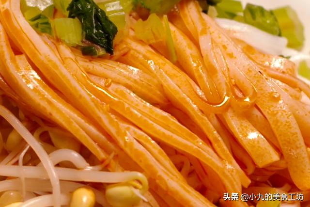 想吃凉皮不用买最简单的制作方法,不用洗面的米皮的家常做法