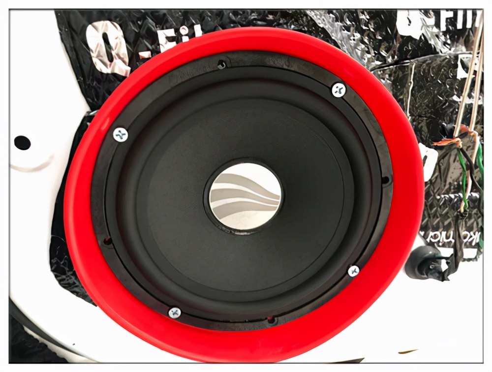 昆山汽车音响改装低音炮,尼桑蓝鸟音响