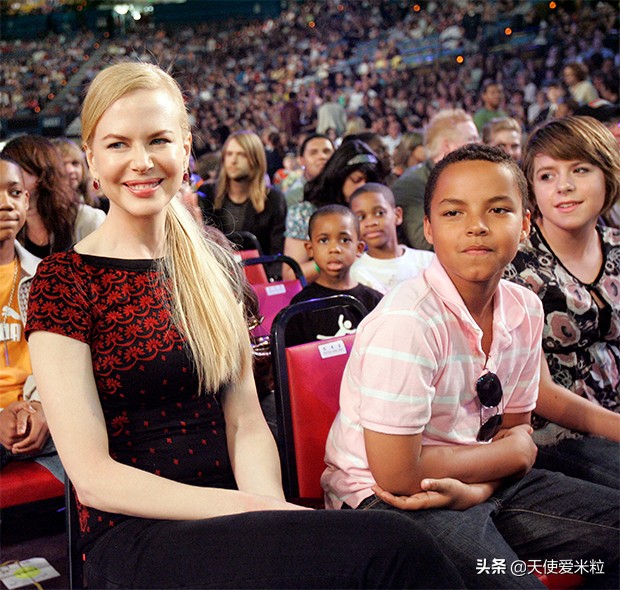 57岁阿汤哥比24岁黑人养子年轻太多！星二代是光环还是诅咒？