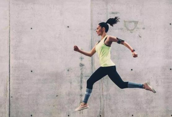 瑜伽时手撑地面手在发抖,瑜伽过程中大腿一直抖是什么原因