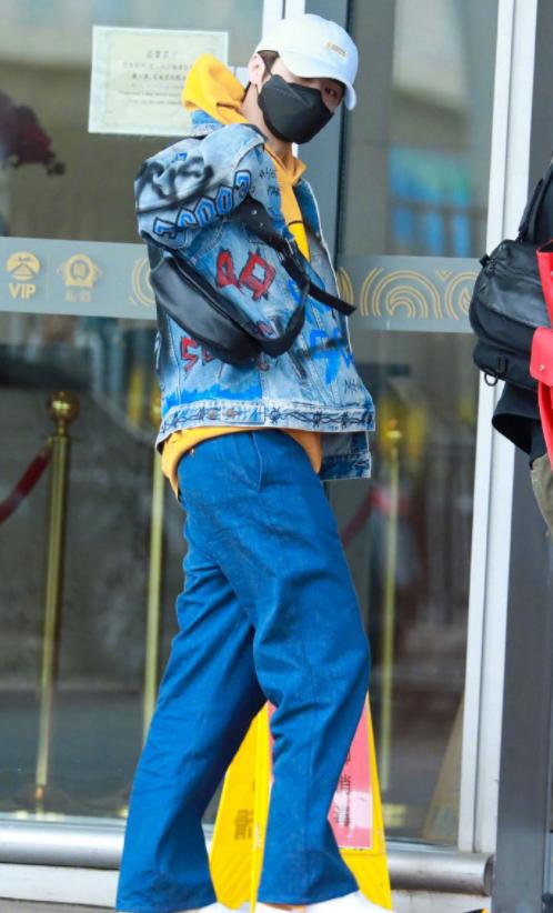 鹿晗和黄子韬创三成团舞台上互动,鹿晗黄子韬被吓一跳