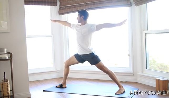 “公狗腰”out了，现在流行的是“鲨鱼线”▷每日一练