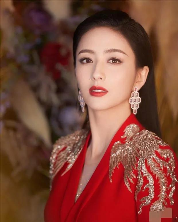 好仪态才会气韵佳!盘点8位胜在仪态上的体态王者,个个美爆了