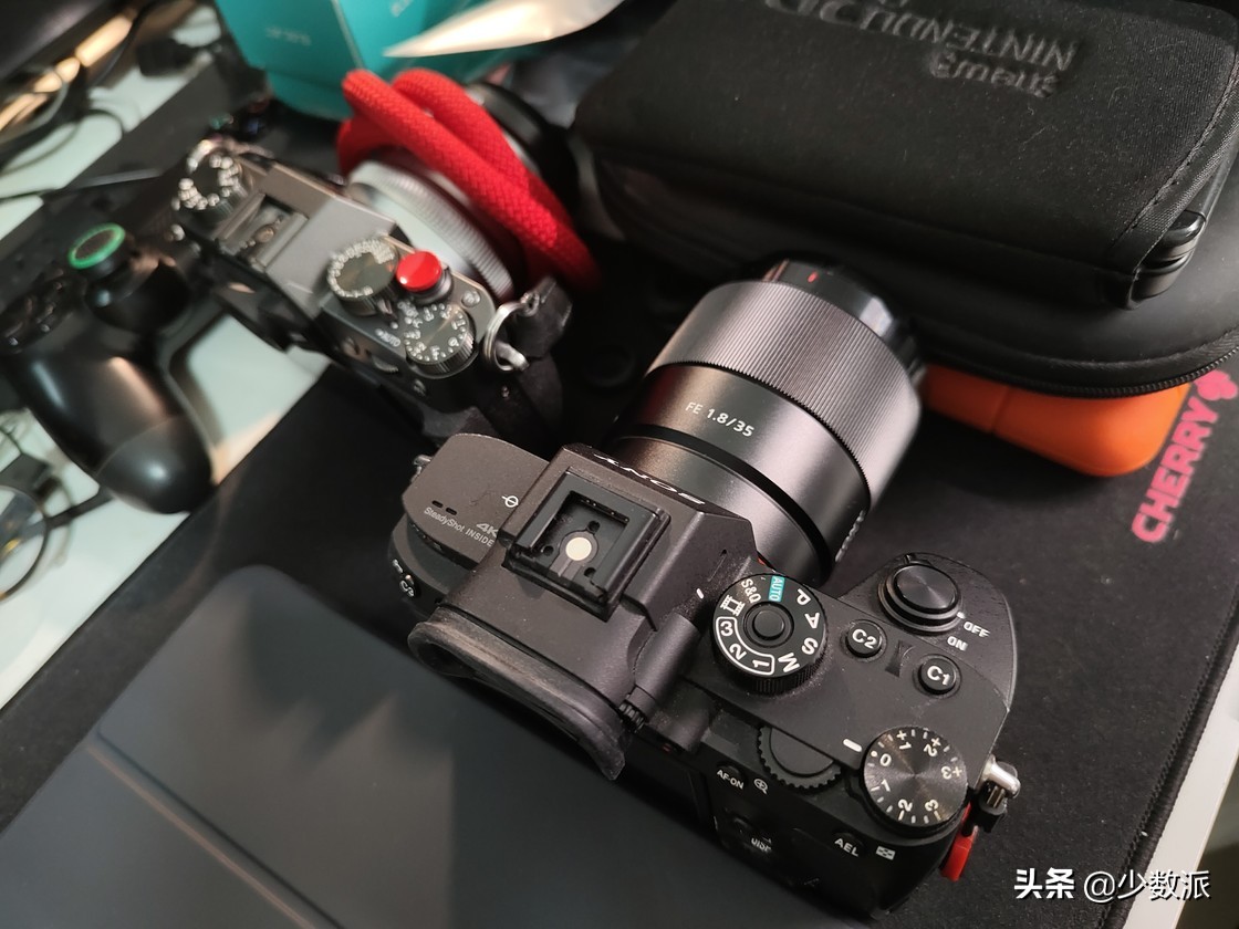 这也许是设备最多的桌面？我的「实用主义器材派」桌面分享