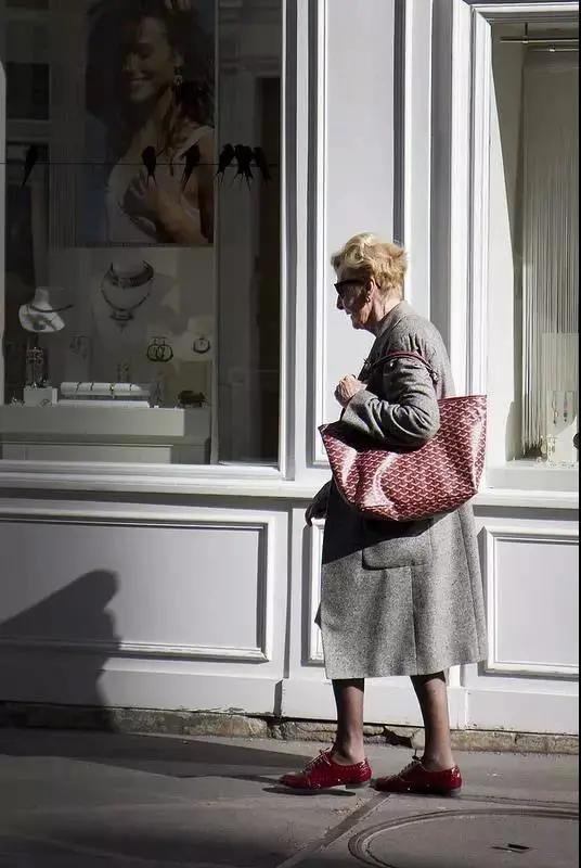 用“沉默”代言的rapper时尚爱物，“人间种草机”王菲超爱背的包