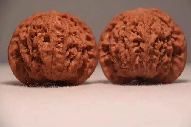 文玩核桃文盘与武盘各有什么好处,文玩核桃不盘的时候要放袋子里吗