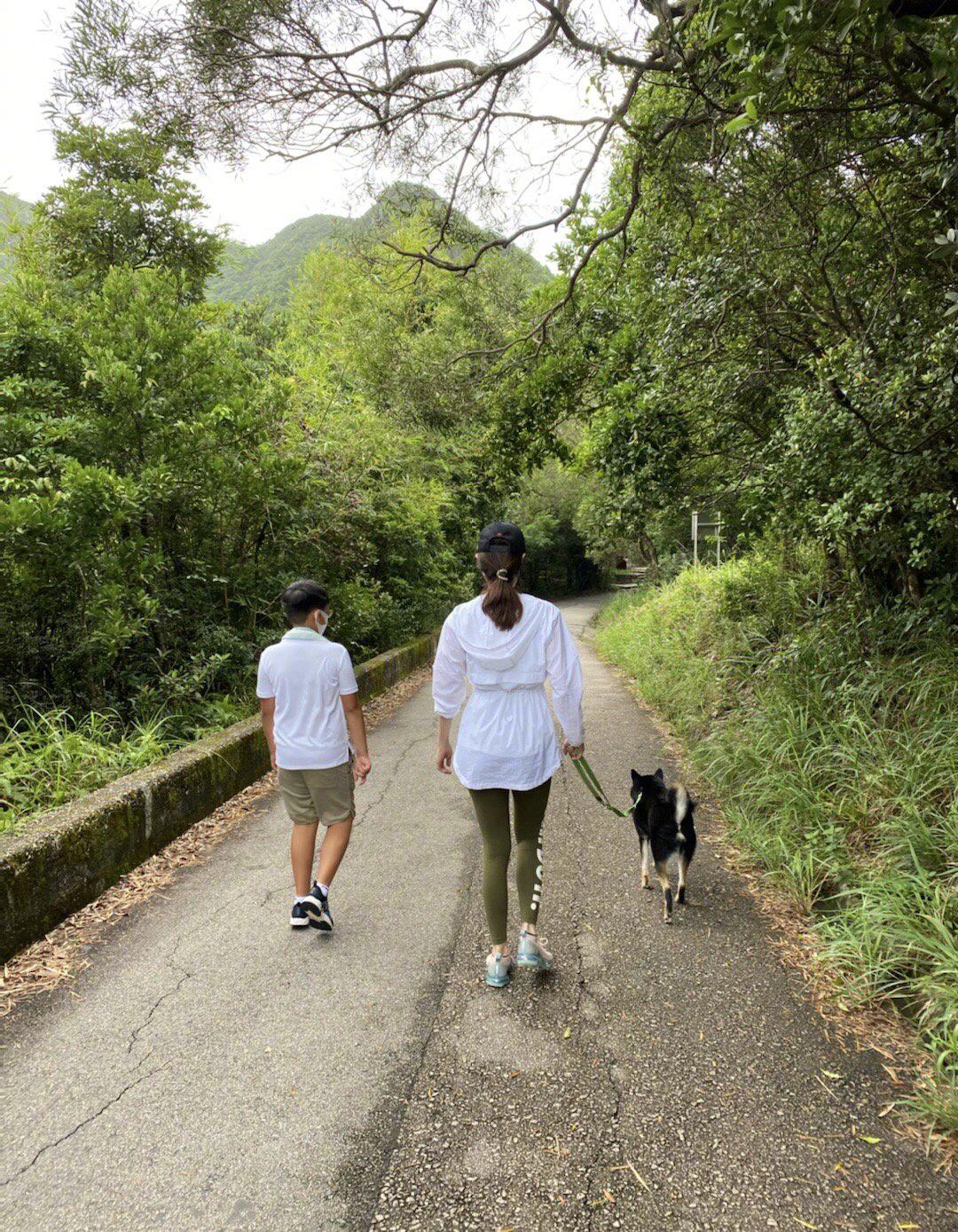 李嘉欣带儿子逛超市,李嘉欣和儿子同框穿搭