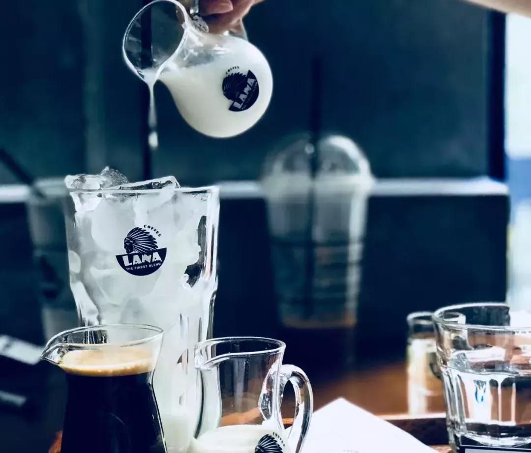 昆明2环边巷子里的小店，1杯咖啡+1份简餐，感觉我又去到了泰国