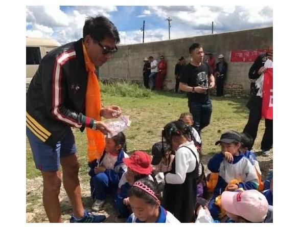 拍戏脊椎严重受伤，养病想自杀，57岁“乌鸦哥”张耀扬现状如何？