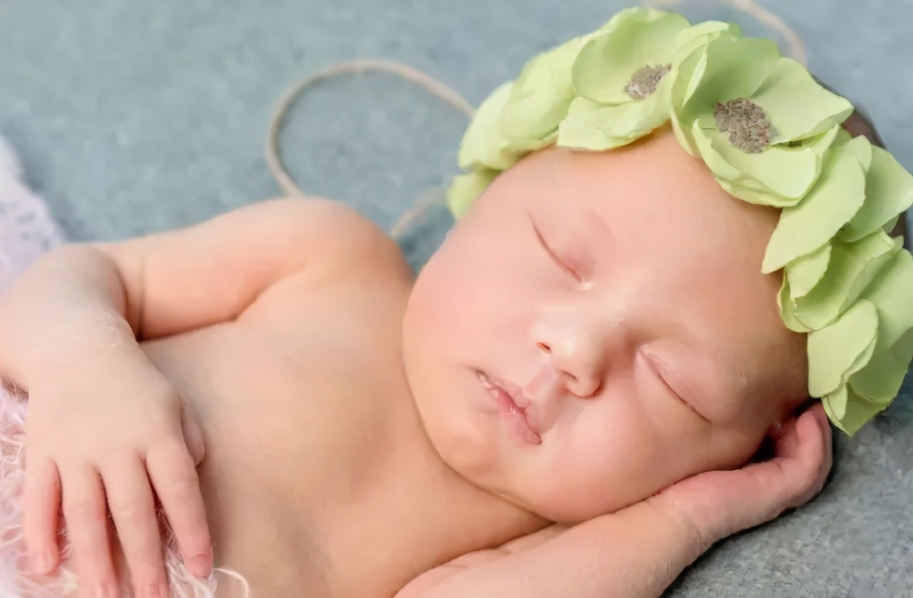 新生儿总是让抱着不抱就哭怎么办,宝宝喜欢抱着睡觉有没有抱睡神器