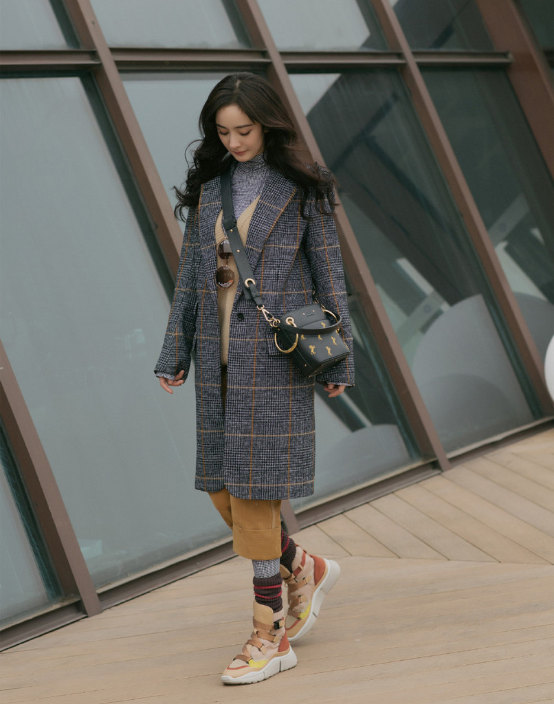冬季格纹大衣穿搭攻略经典又好看,冬季格子大衣怎么搭配卫衣女