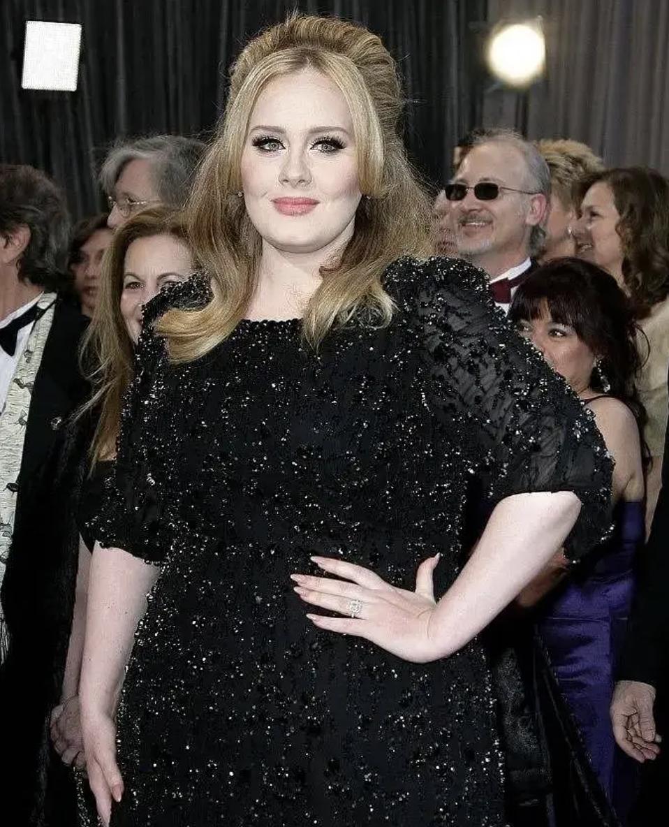 瘦了90斤阿黛尔情绪失控机场发飙,阿黛尔离婚或被分走6亿财产