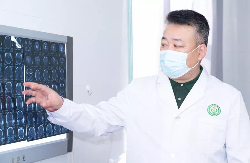 忽然右脸麻听力下降什么原因,面部一侧麻木视力模糊是什么原因