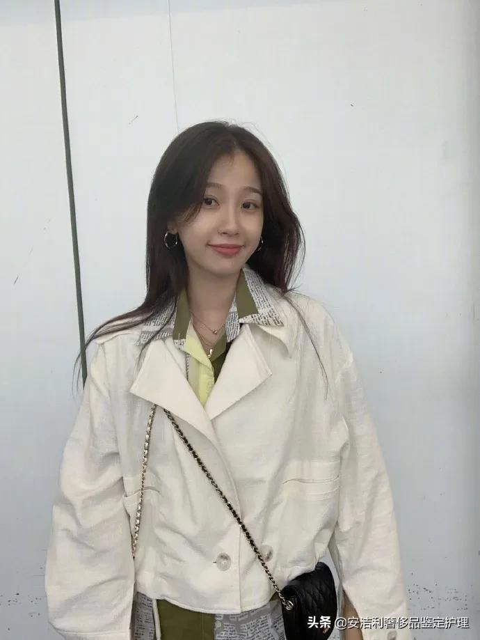 元气少女虞书欣,虞书欣日常百搭斜挎包