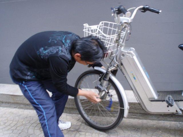 偷车“终结者”，懂车人都这样锁摩托车，两招在手：“天下无贼”