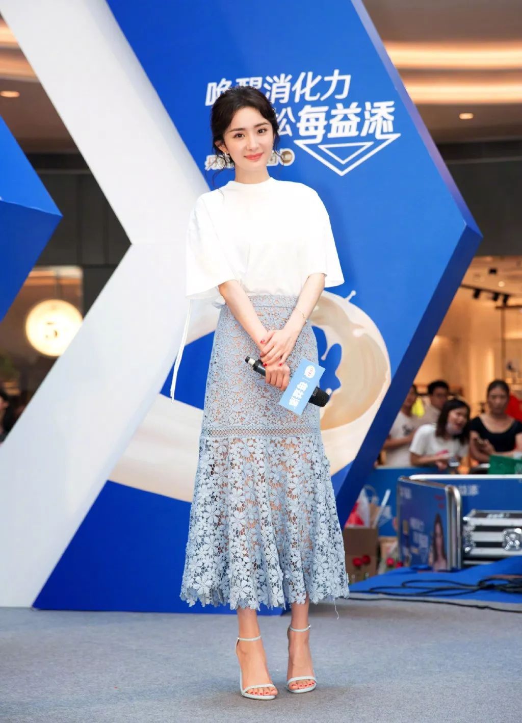 49岁金南珠穿什么颜色好看,金南珠穿红色连衣裙