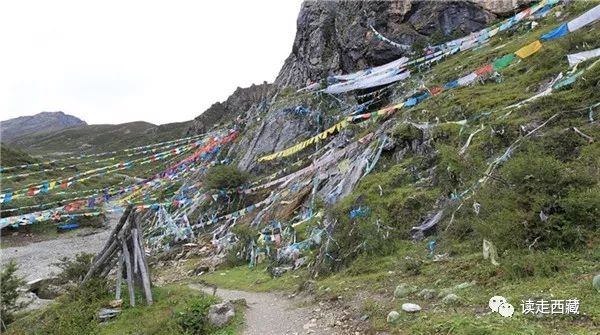 走青藏线翻越唐古拉山来到拉萨,西藏工布江达县的山脉