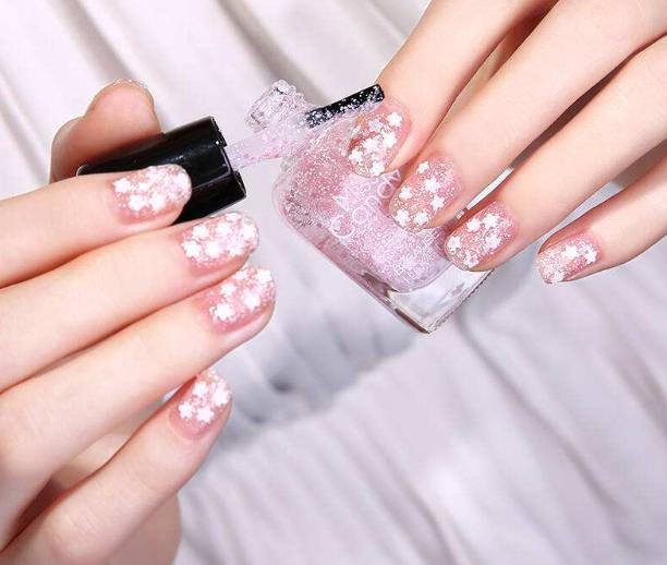 没有指甲水怎么卸掉指甲油,涂在指甲上的指甲油怎么卸掉呢