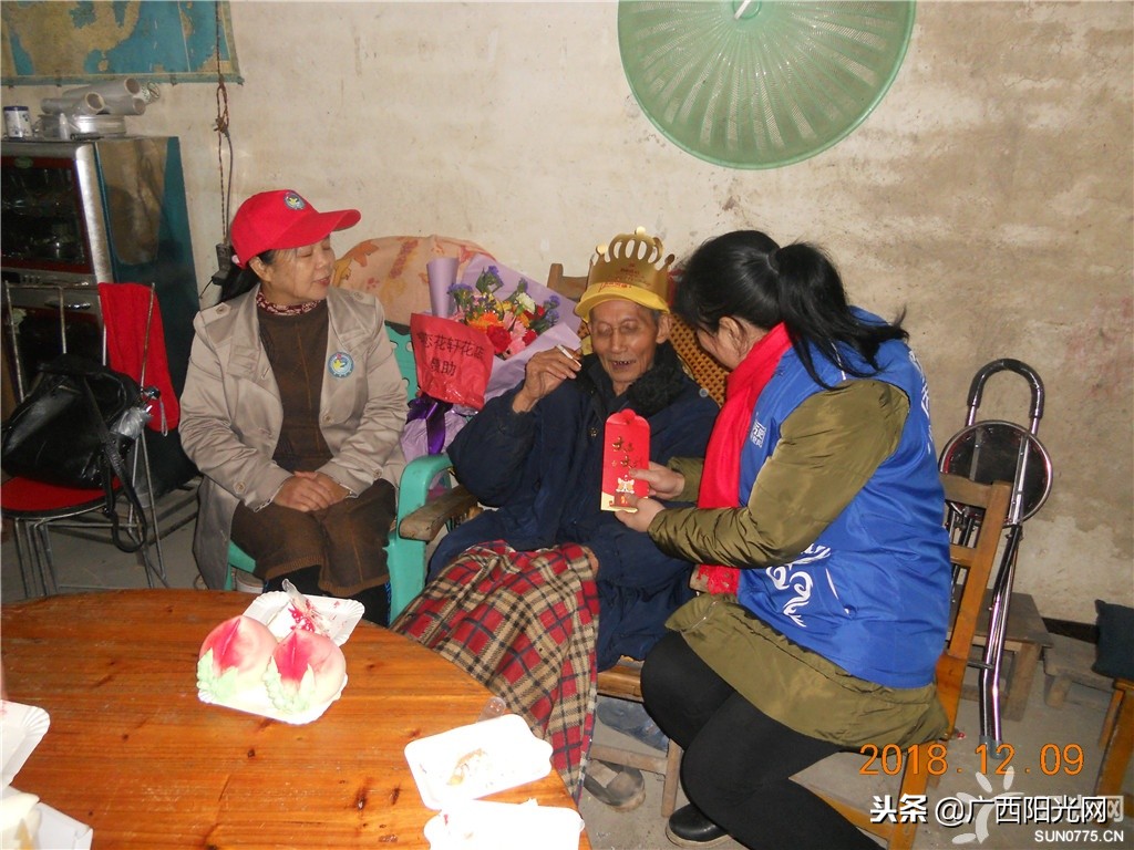 爱心志愿者给老人过集体生日,志愿者为103岁抗战老兵庆生