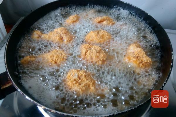 鸡腿最美味的做法，简单一腌一炸，鲜嫩多汁，比卤的香多了