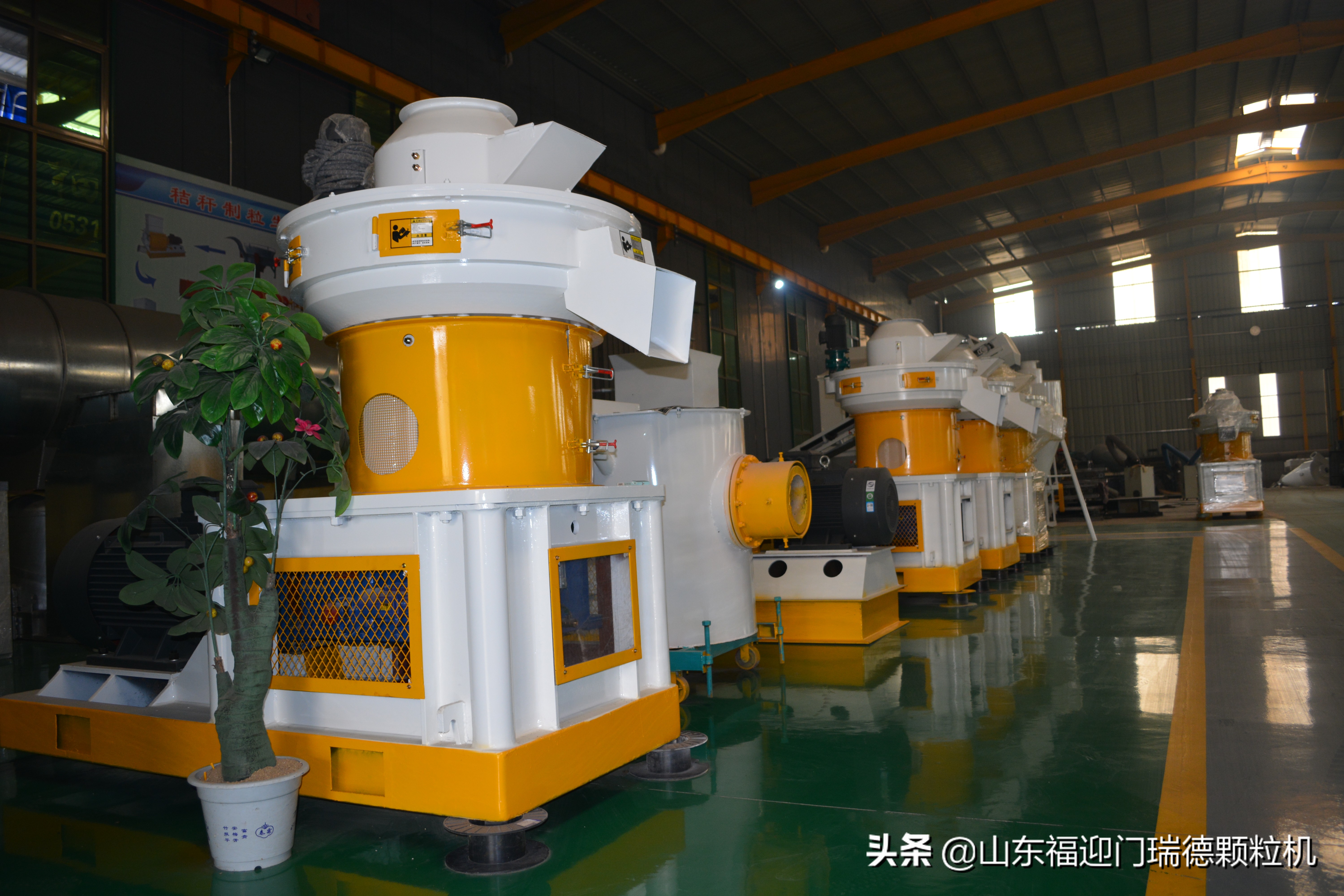 110千瓦生物质颗粒机,自走式捡拾生物质颗粒机