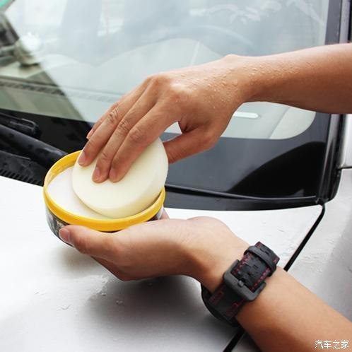 如何清除玻璃上的年检标志,前挡玻璃的年检贴纸怎样清除