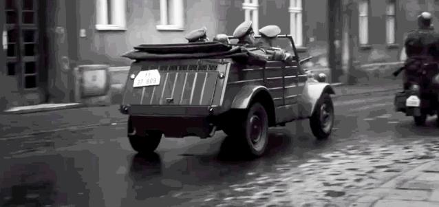 上海复旦大学校花开车去新天地,从外滩下来的复旦校花