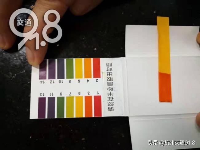 男孩眼睛被淋入辐射液体,杭州小孩右眼被可乐给腐蚀