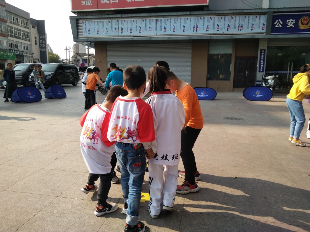 快乐足球绿茵表演,快乐足球放飞梦想