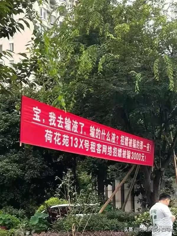 穿恨天高坐地铁的社死现场，两位男士都不忍看这次“崴脚表演”