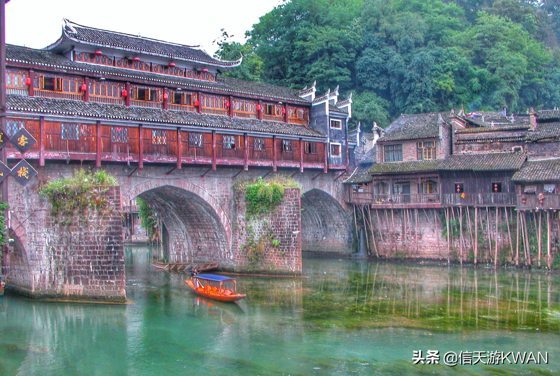 沱江之畔的美丽边城,凤凰县沱江镇凤凰古城