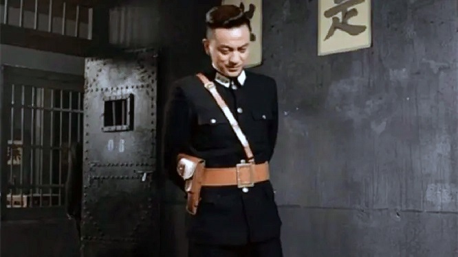 1951年，兰州电影院一检票员因与观众吵架而暴露身份，被判处决