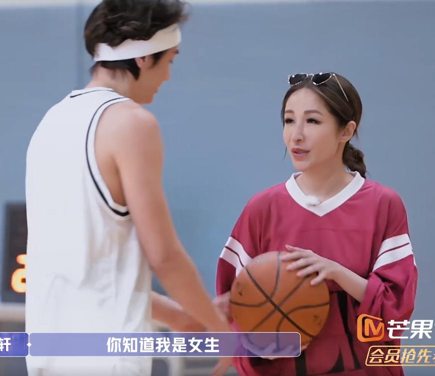 黄皓投篮砸到萧亚轩肚子，女神生气，小男友双手捂头像犯错小朋友