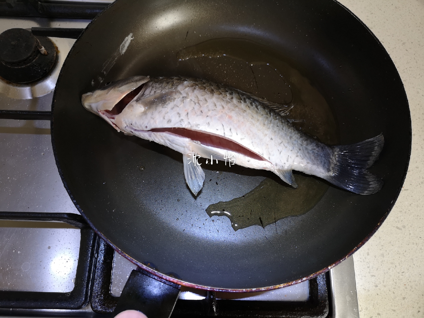 家常煎鱼不腥的方法,怎么煎鱼掉皮快些好吃窍门