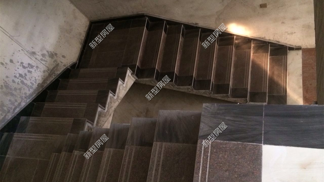 农村自建房为什么不要建旋转楼梯,农村自建房包工头不施工