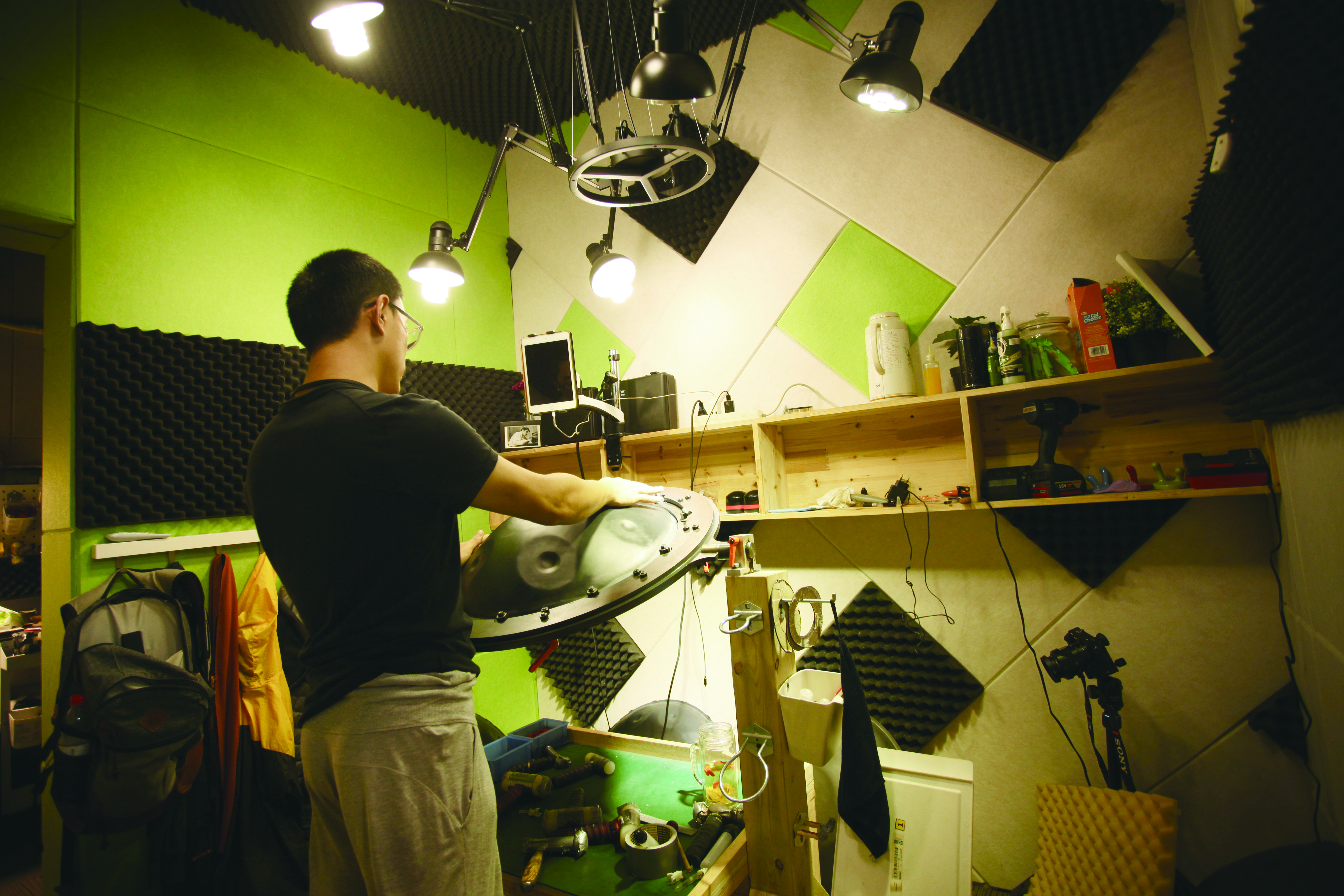 敲出空灵的乐器,像飞碟一样的敲打乐器