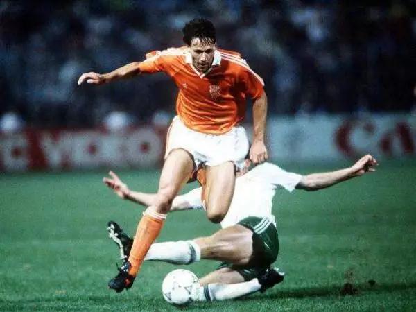 1984欧洲杯范巴斯滕零角度进球,欧冠传奇范巴斯滕