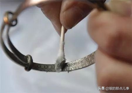 银手镯为什么变黑有的不变色,怎么让发黄变黑的银手镯光亮如新